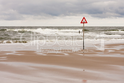 warnschild an der nordsee, danger label at the north sea