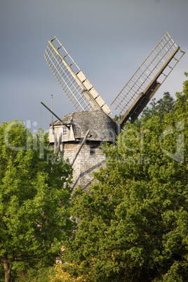 kappenwindmühle vor gewitterhimmel