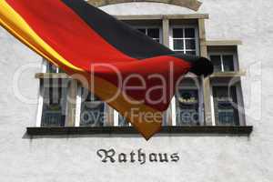 rathaus mit deutschlandflagge