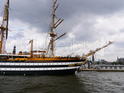 Die Amerigo Vespucci in Hamburg