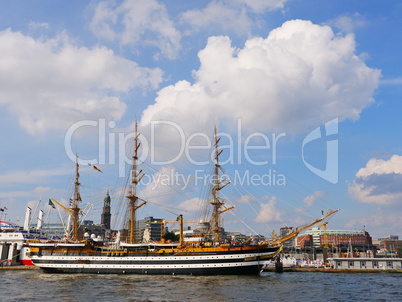 Die Amerigo Vespucci in Hamburg