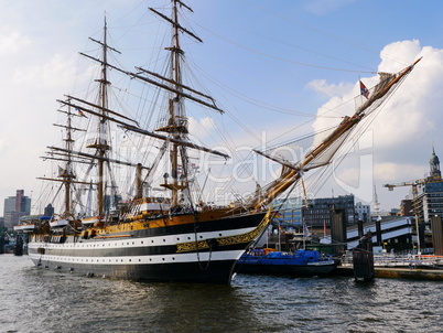 Die Amerigo Vespucci in Hamburg