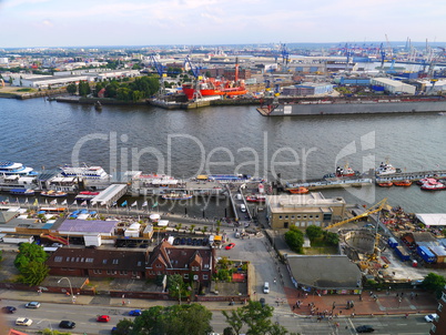 Landungsbrücken und Hafen in Hamburg