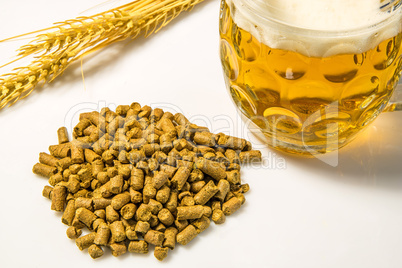 Hopfenpellets mit Bierglas Hopfenpellets mit Bierglas
