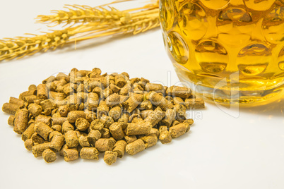 Hopfenpellets mit Bierglas Hopfenpellets mit Bierglas