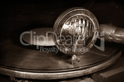 head with an old gramophone needle on the vinyl disc