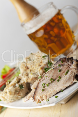 gebratenes Schweinefleisch und Brot Knödel