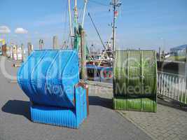 strandkörbe im hafen von pellworm