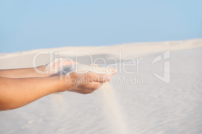 Sand rieselt durch Hände - Sanduhr