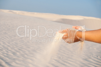 Sand rieselt durch Hände - Sanduhr - Zeit