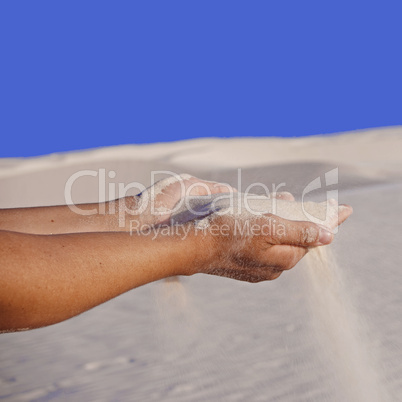Sand rieselt durch Hände - Sanduhr - Zeit