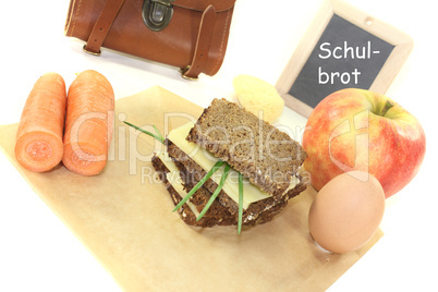 Schulbrot mit Ei und Möhren