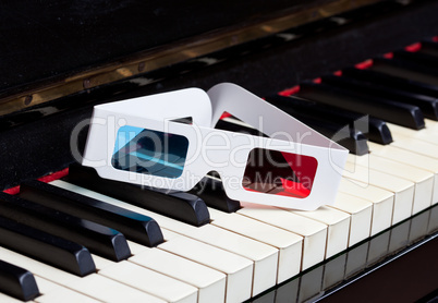 Piano keyboard with 3D glasses