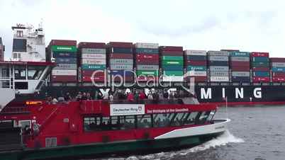 Containerschiff und Fähre