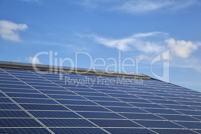 Solarpanele auf dem Dach eines landwirtschaftlichen Gebäudes in
