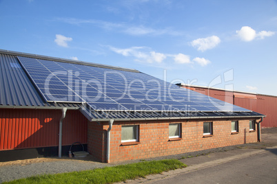 Solarpanele auf dem Dach eines landwirtschaftlichen Gebäudes in