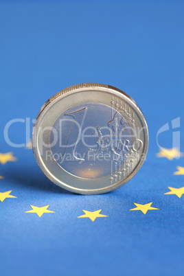 1 euro münze und flagge der eu