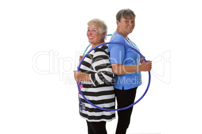 zwei seniorinnen mit hula hoop reifen