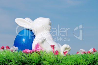 ostereier auf blumenwiese mit himmel - easter eggs on flower meadow and sky 07