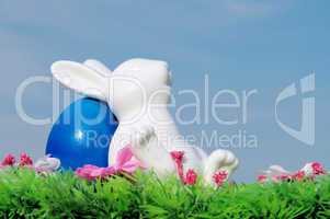 ostereier auf blumenwiese mit himmel - easter eggs on flower meadow and sky 07