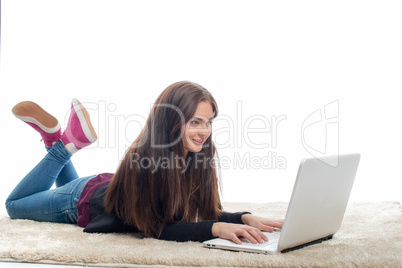 Junges Mädchen am Laptop