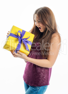 Teenager hält ein Geschenk