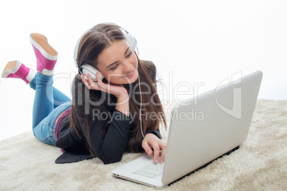 mädchen am laptop hört musik
