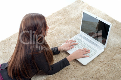 Junges Mädchen am Laptop