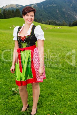 schöne frau in einem bunten dirndl