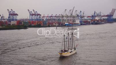 Segelschiff und Containerhafen