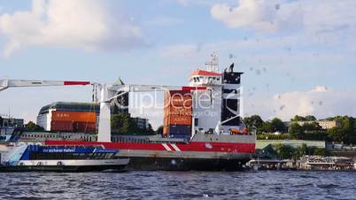 Containerschiff und Landungsbrücken
