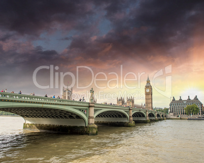 Beautiful sunset colors over Westminster Bridge and Big Ben - Lo