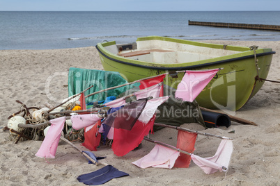 fischerboot am strand von ahrenshoop, meckelnburg-vorpommern,de