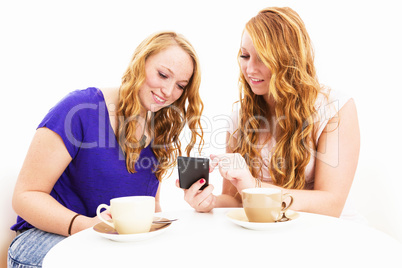 junge frauen beim kaffee schauen auf ihr smartphone