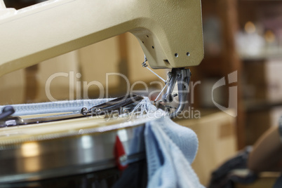 Semi-automatic machine for knitting clothes