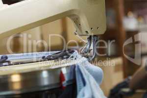 Semi-automatic machine for knitting clothes