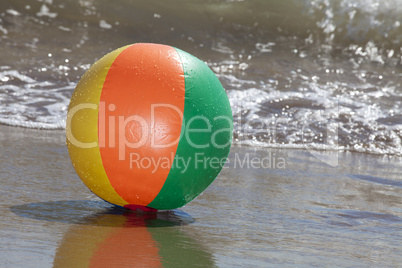 Wasserball am Strand - Beach Ball with water drops