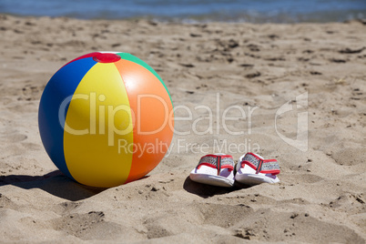 Wasserball und Badelatschen - Flip Flops am Strand