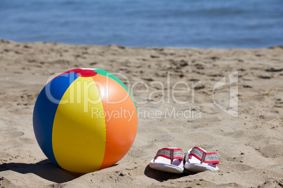 Wasserball und Badelatschen - Flip Flops am Strand