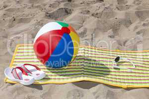 Strandmatte mit Flip Flops und Sonnenbrille