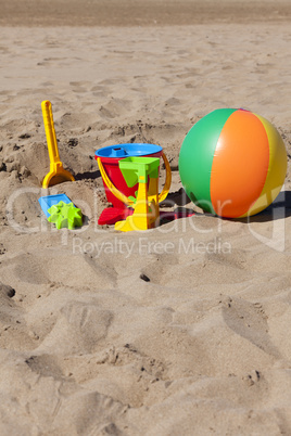 Buntes Kinderspielzeug am Strand