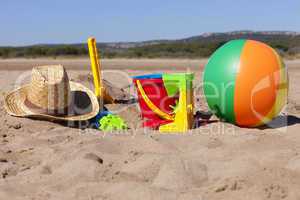 Strandspielzeug und ein Strohhut