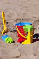 Buntes Kinderspielzeug am Strand