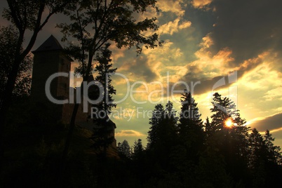 Burg Karlsberg/ Kašperk (CZ) in der Abenddämmerung