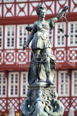 statue der justitia am dem römerplatz in frankfurt am main, deu
