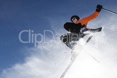 Skifahrer im Sprung