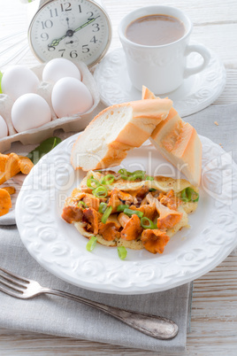 .have breakfast omelette with chanterelles