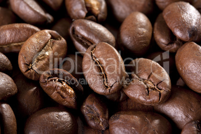 viele Kaffeebohnen vollflächig als Hintergrund zu verwenden