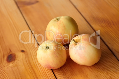 ripe apples on a wooden table