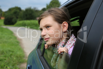 mädchen schaut aus einem auto